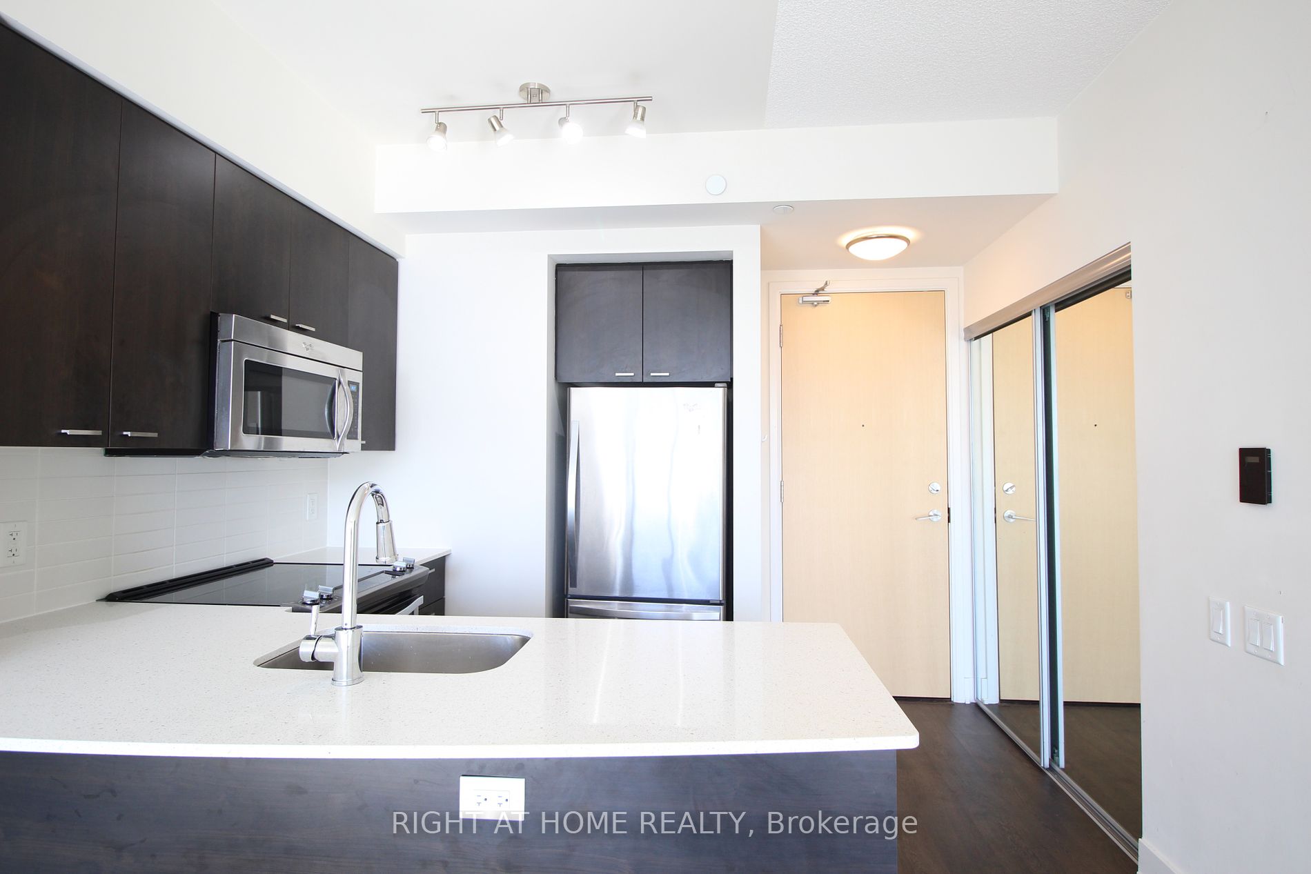 30 Roehampton Ave 1503