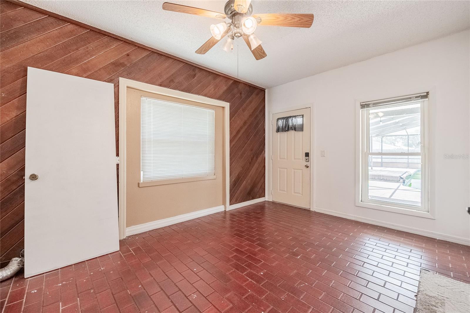 252 W Brookins Avenue