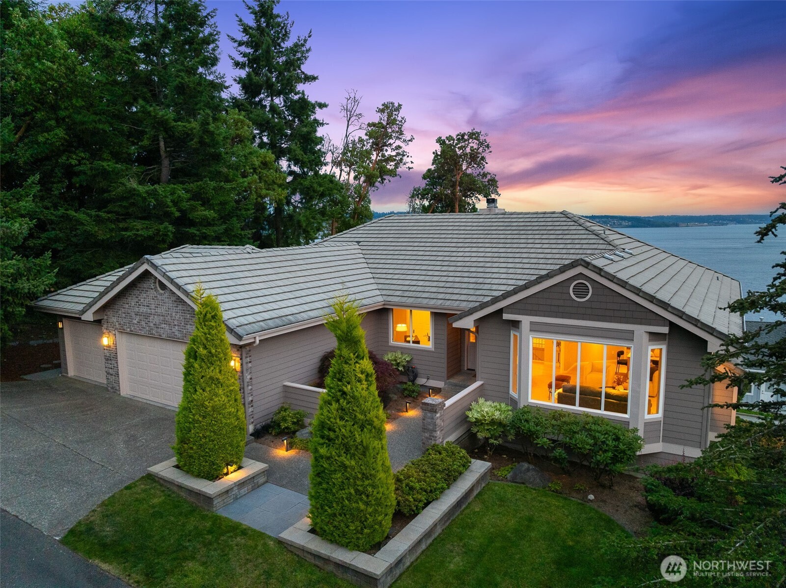 7 33rd Avenue NW