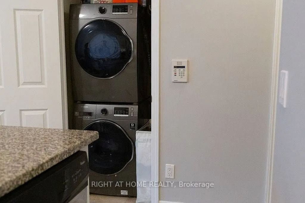 19 Grand Trunk Cres 305