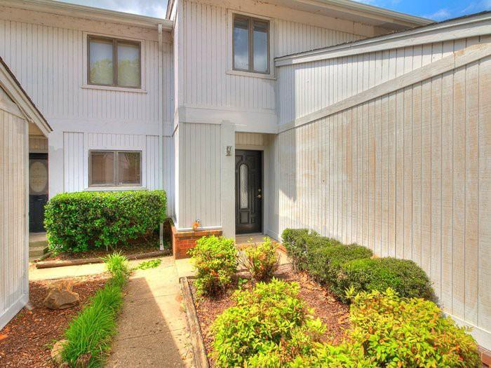 Welcome investors to your turn-key, occupied, cash-flowing 5-unit portfolio! This unit is conveniently located in south, central Norman, just off of Hwy 9, making access to Norman and I-35 quick and easy. This unit backs up to the Trails golf course which offers stunning views. Each unit includes covered parking. This condo is being sold as part of a 5 condo package, MLS #'s Unit 8- 1181349, Unit 10- 1181351, Unit 12- 1181353,
Unit 6- 1181348.