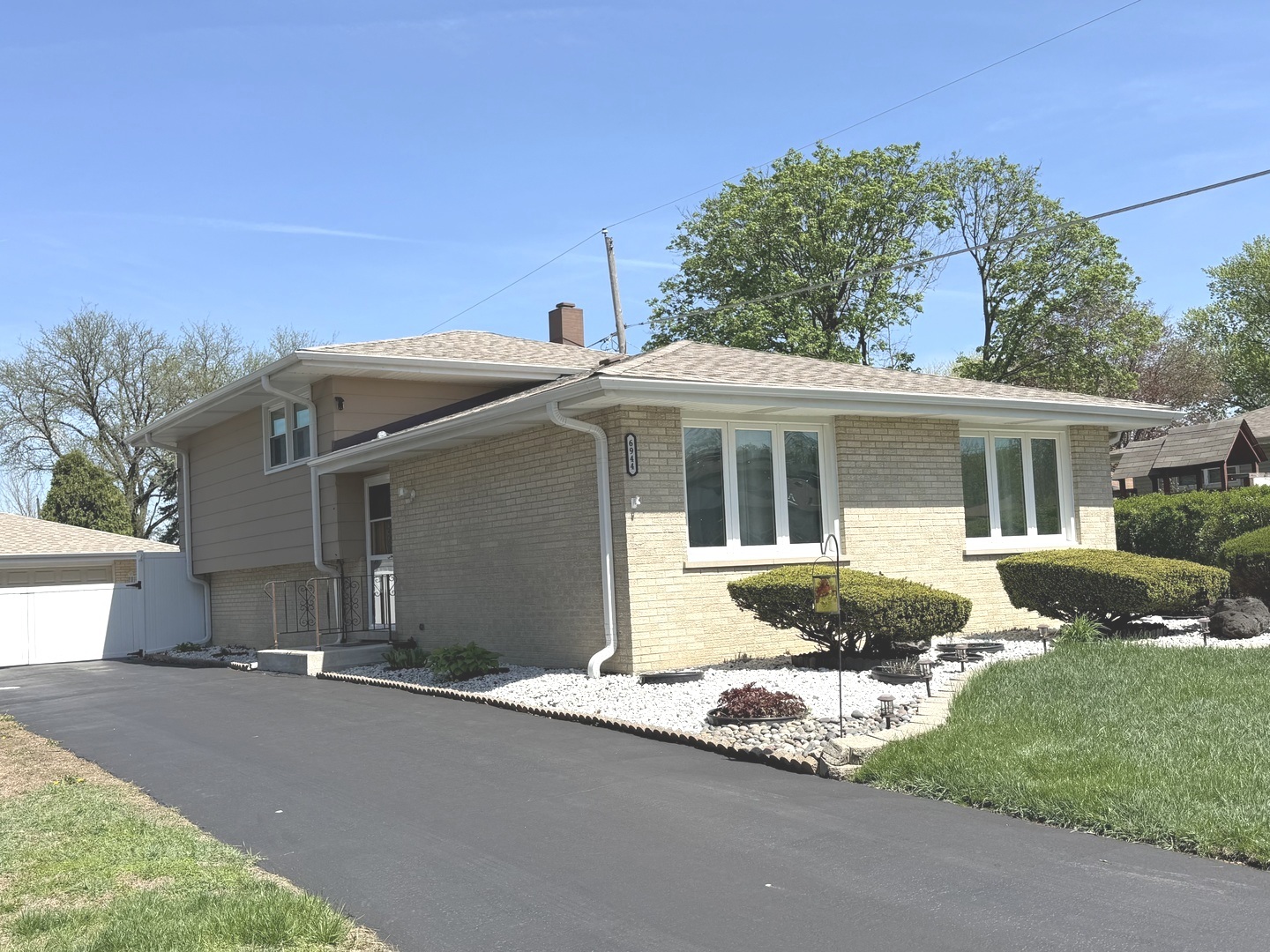 6944 W 106th Place