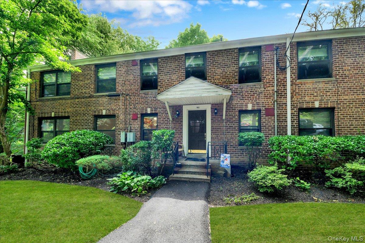 Welcome to Country Club Ridge! This Jr4 apartment is located in a beautiful section of Hartsdale. The bathroom has been recently renovated and the kitchen features granite countertops and a dishwasher. Hardwood floors throughout and plenty of natural light in every room. Large foyer and living room, plenty of closet space. There is on-site laundry and one assigned parking spot for each unit. Perfect starter home for a growing family. Schedule a viewing today!