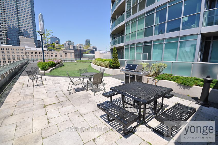 18 Yonge St 1405