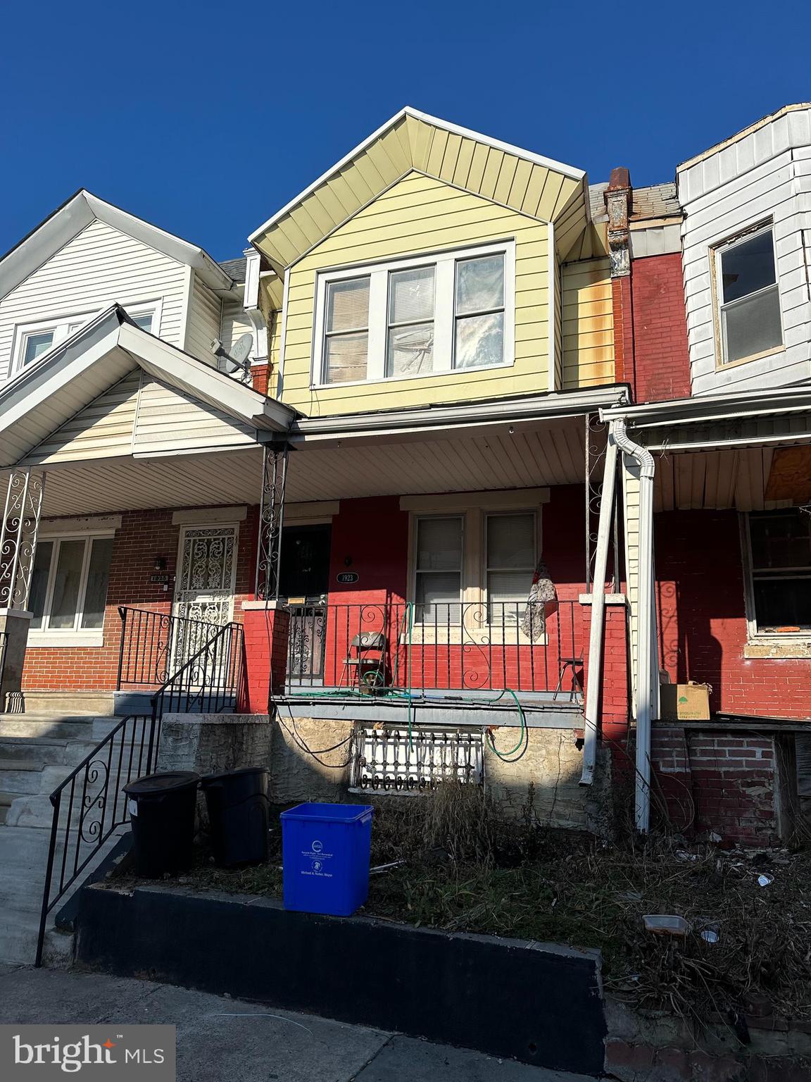 1.056 Ft² ROW HOME IN NICETOWN. 3 BEDROOMS/1 BATHROOM. Currently rented for $850/month. House is functional. Needs some updating to increase rents.  Need advanced notice for showings. Nice block off of 19th & Erie, near schools, numerous types of public transportation, new construction projects nearby which is continually pushing the rental comps to a premium. Motivated Seller. Agent is related to seller.