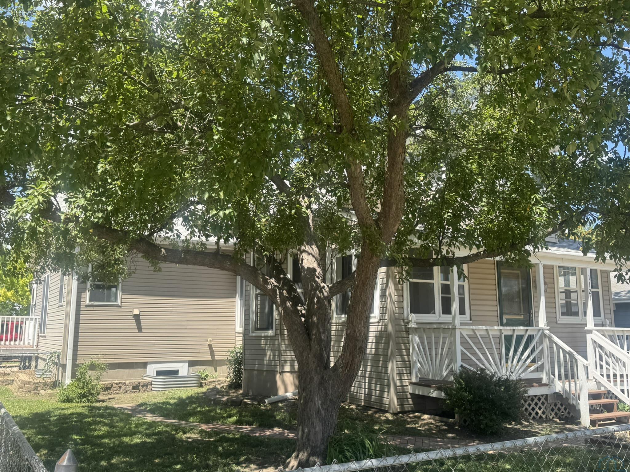 1121 River Drive