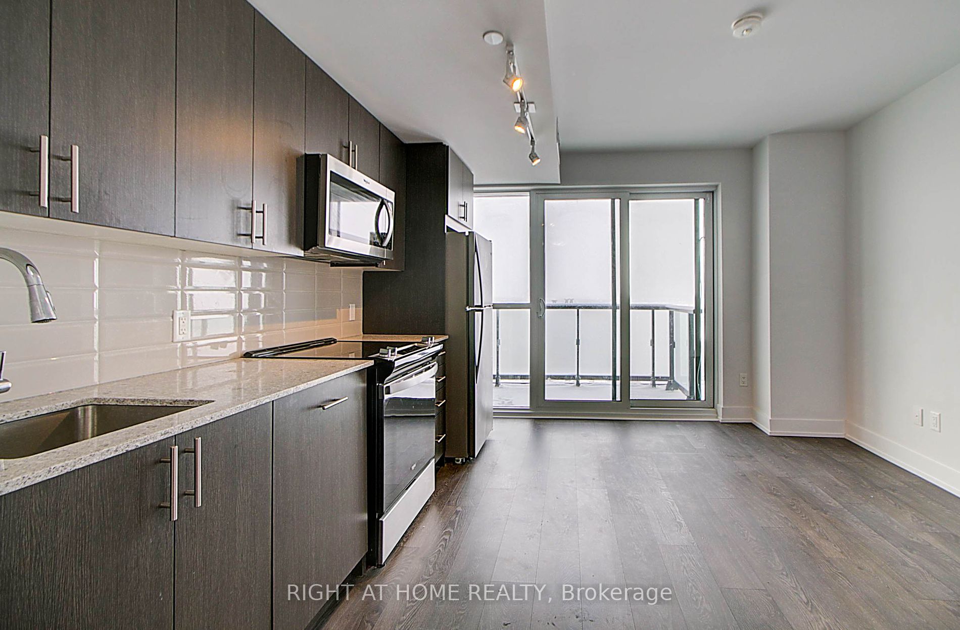 2550 N Simcoe St 2407