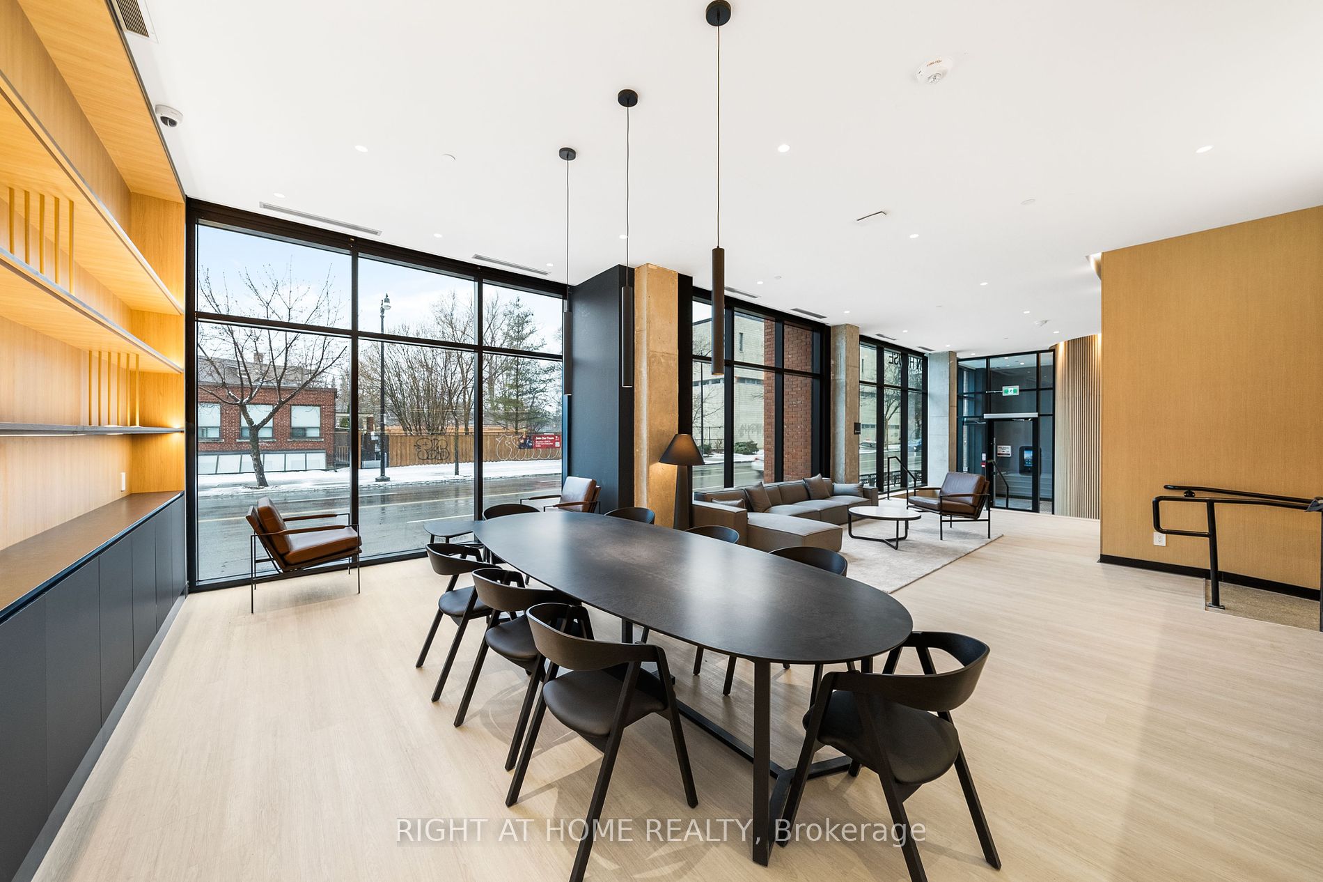 2720 Dundas St 520