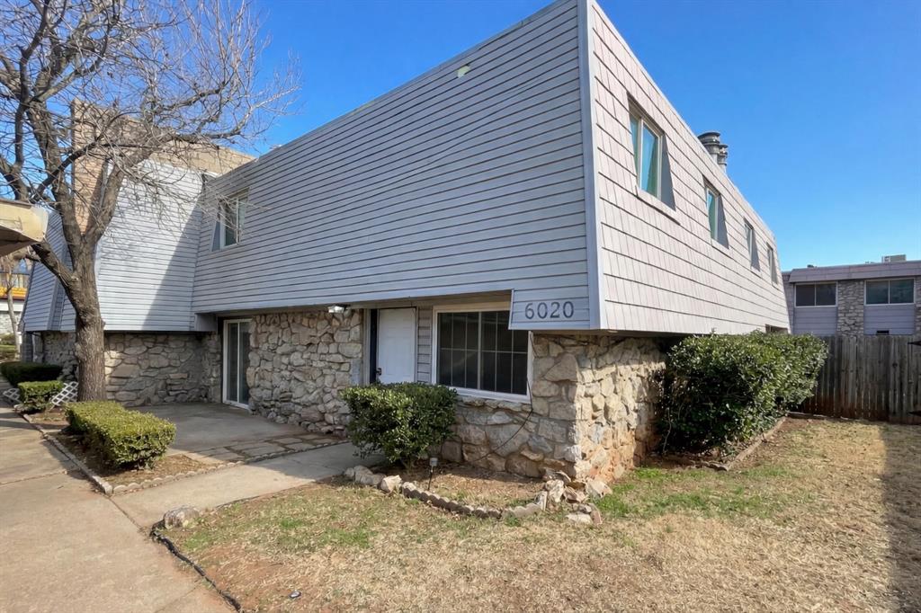 Welcome to 6020 NW Expressway, a home that exudes warmth and sophistication. The living room is graced with a charming fireplace, creating a cozy ambiance for those chilly evenings. The kitchen is a chef's dream, boasting an accent backsplash that adds a touch of elegance to the space. It is also equipped with all stainless steel appliances, ensuring a sleek and modern look. The primary bedroom is a haven of tranquility, featuring a spacious walk-in closet for all your storage needs. This property is a perfect blend of style and comfort, making it a must-see for discerning homebuyers. Don't miss out on this gem! Included 100-Day Home Warranty with buyer activation