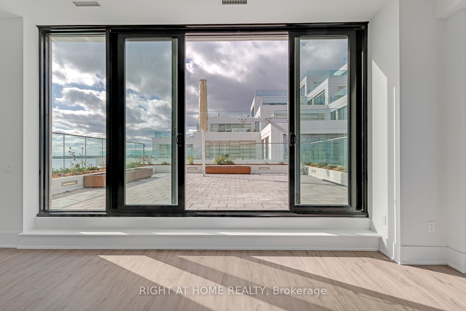 118 Merchants' Wharf 912