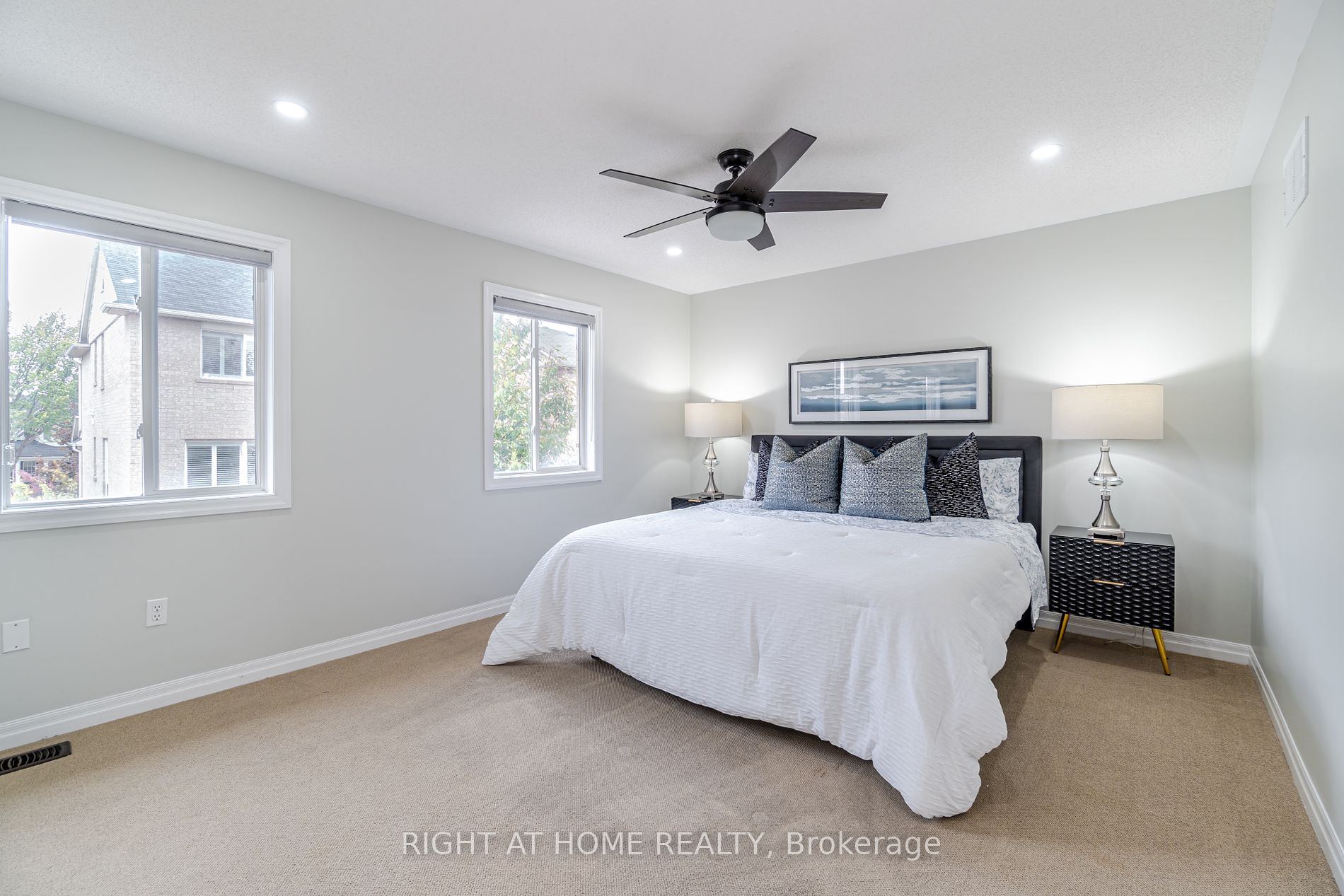 19 W Dehaviland Cres