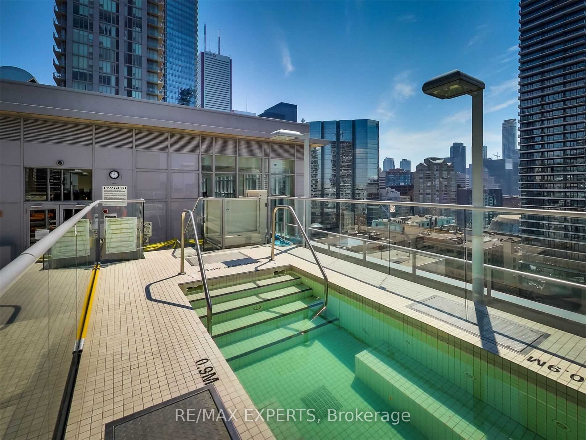 126 Simcoe St 302