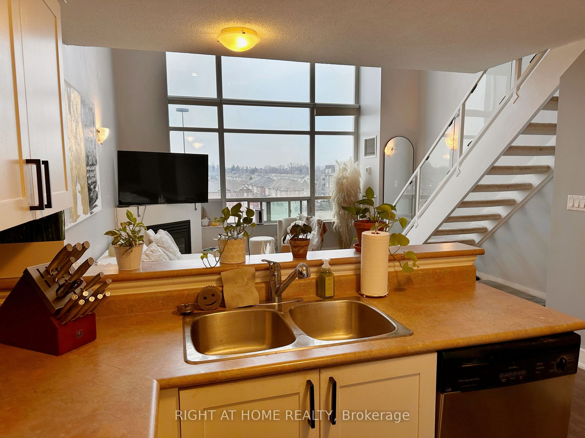 200 Manitoba St 424