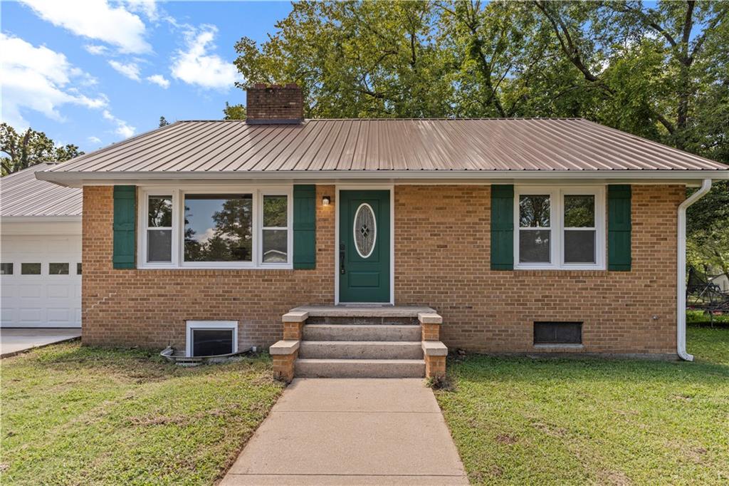 115 W Walnut Street