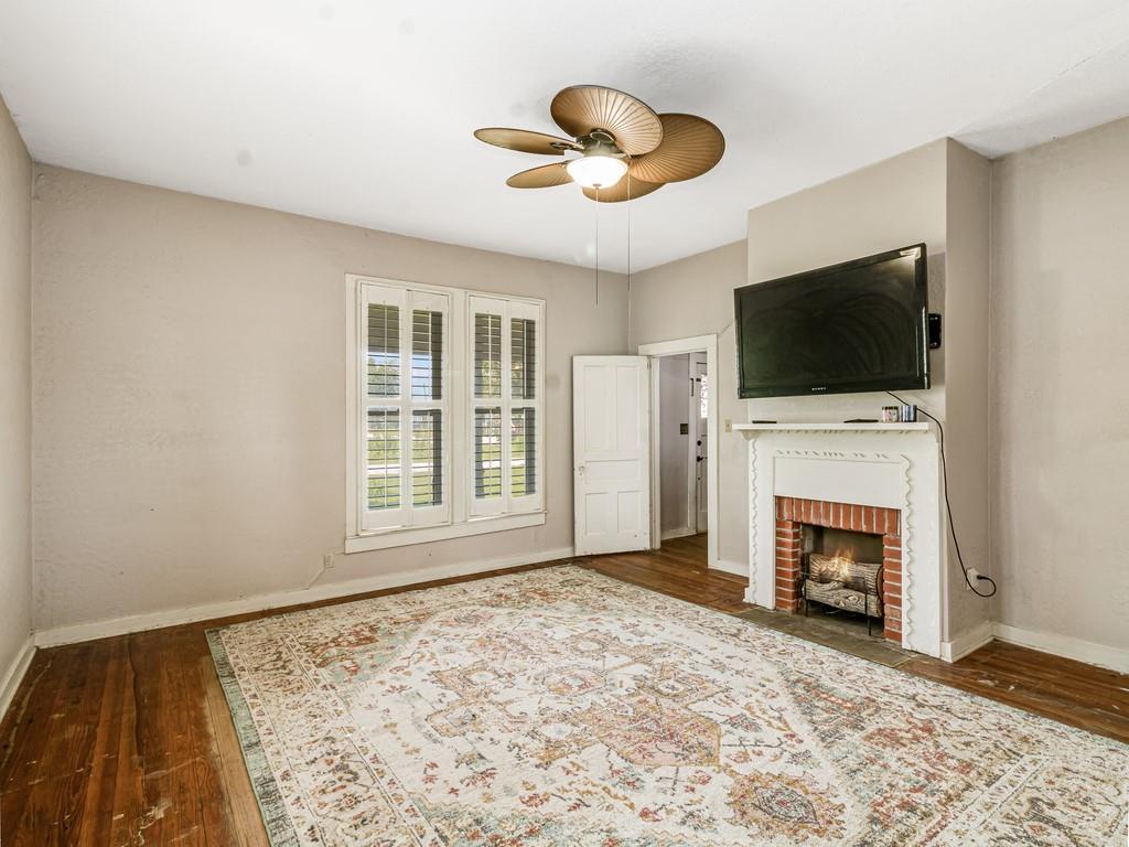 112 W Hackberry Street