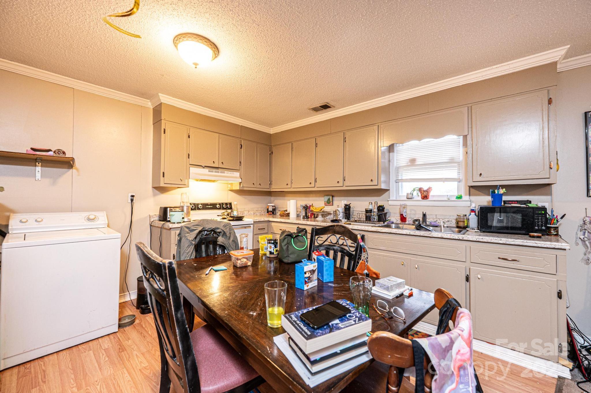 711 Meredith Court SW