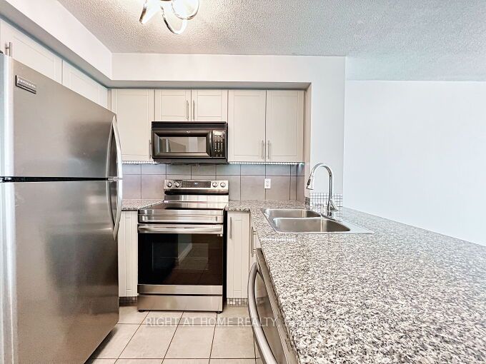 16 Yonge St 803