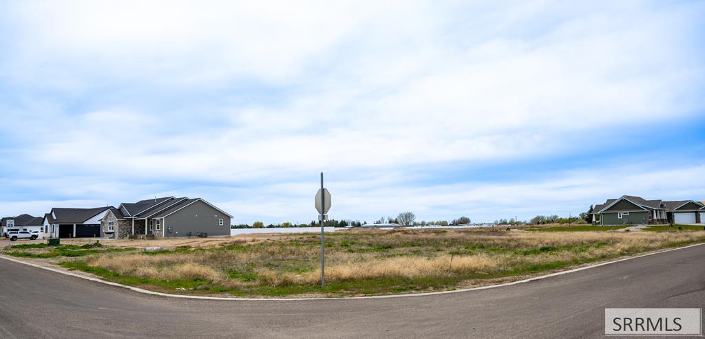 831 E 1580 N