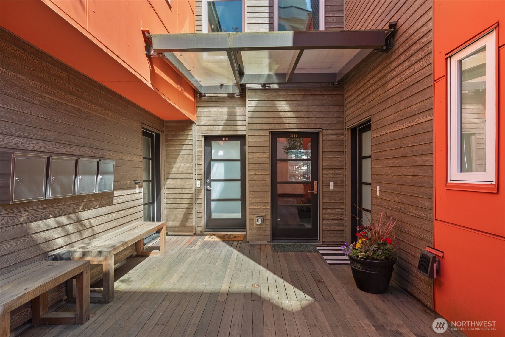 1529 Grandview Place E