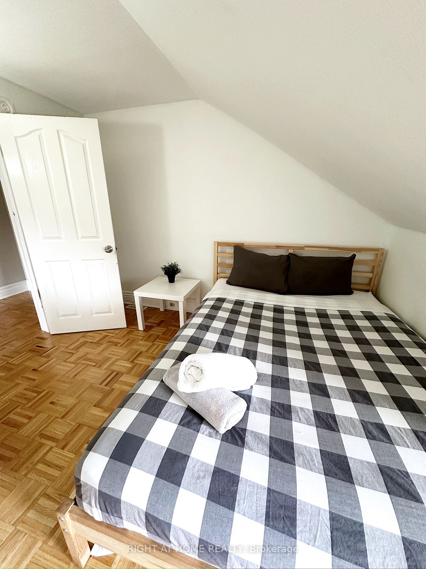 12 N Foxley St 2nd/3rd