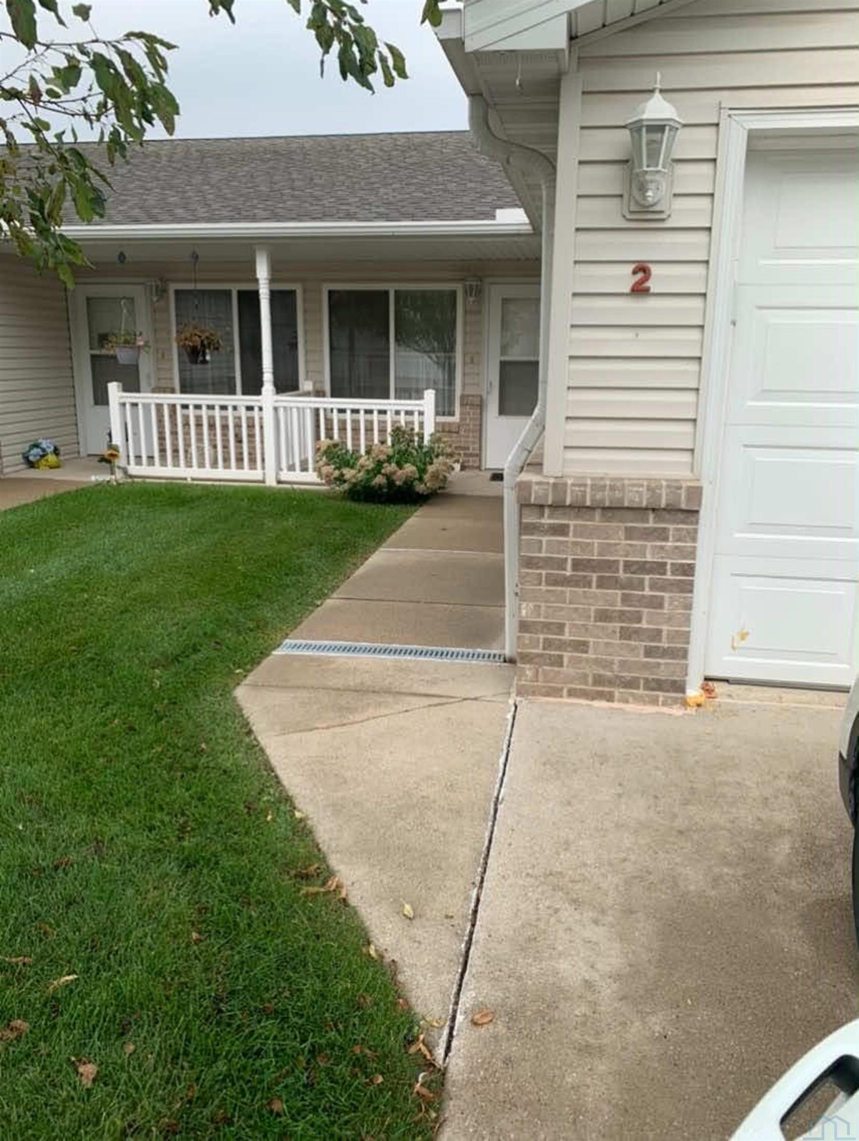 1100 Meadow View 2