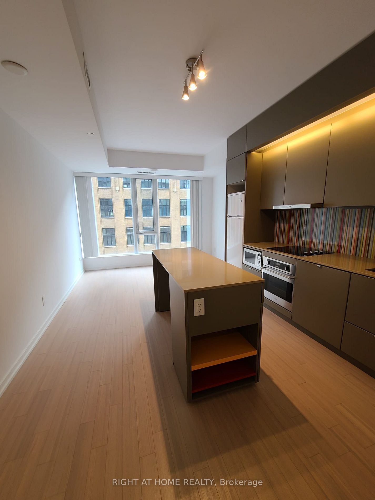 101 Peter St 708