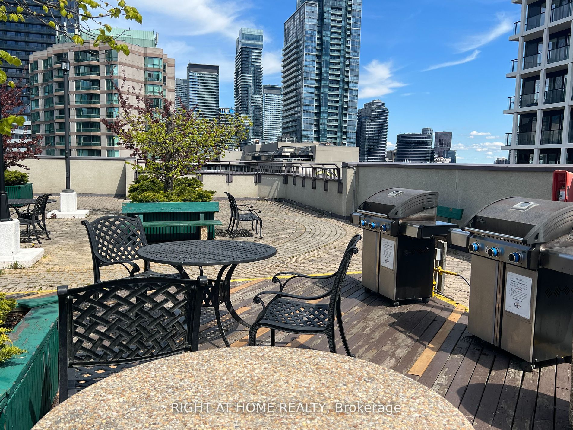 633 Bay St PH15