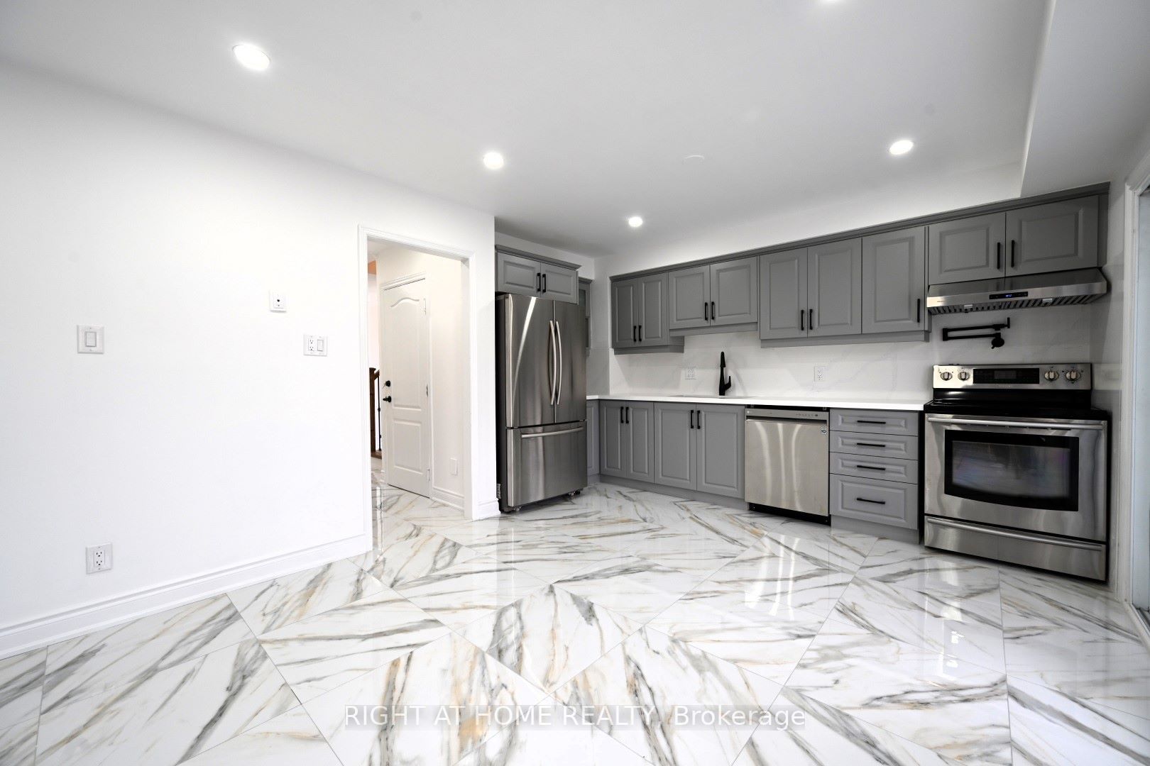 16 Glenmanor Dr