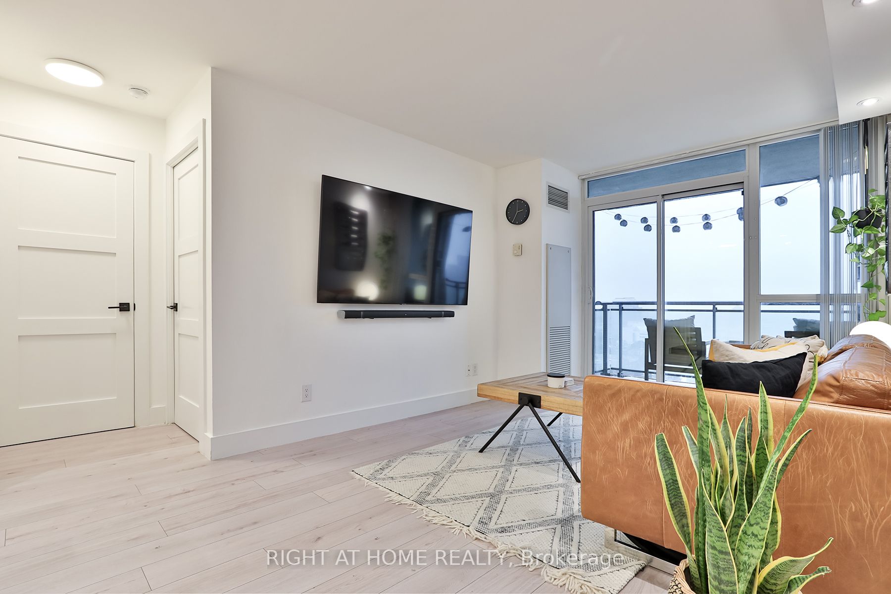 88 Grangeway Ave 2506