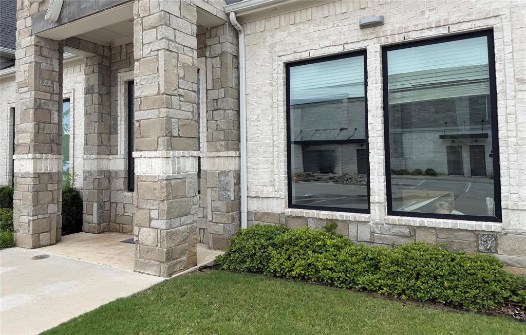 Professional office building for lease with 5 offices. Busy corner with high traffic and visibility. Located in the medical corridor with retail, dining and other professional buildings. Well maintained with reception area, kitchen area and bath.  Great for medical, dental or office. Tenant is responsible for utilities, insurance, HOA and CAM, approximately $825 per month.