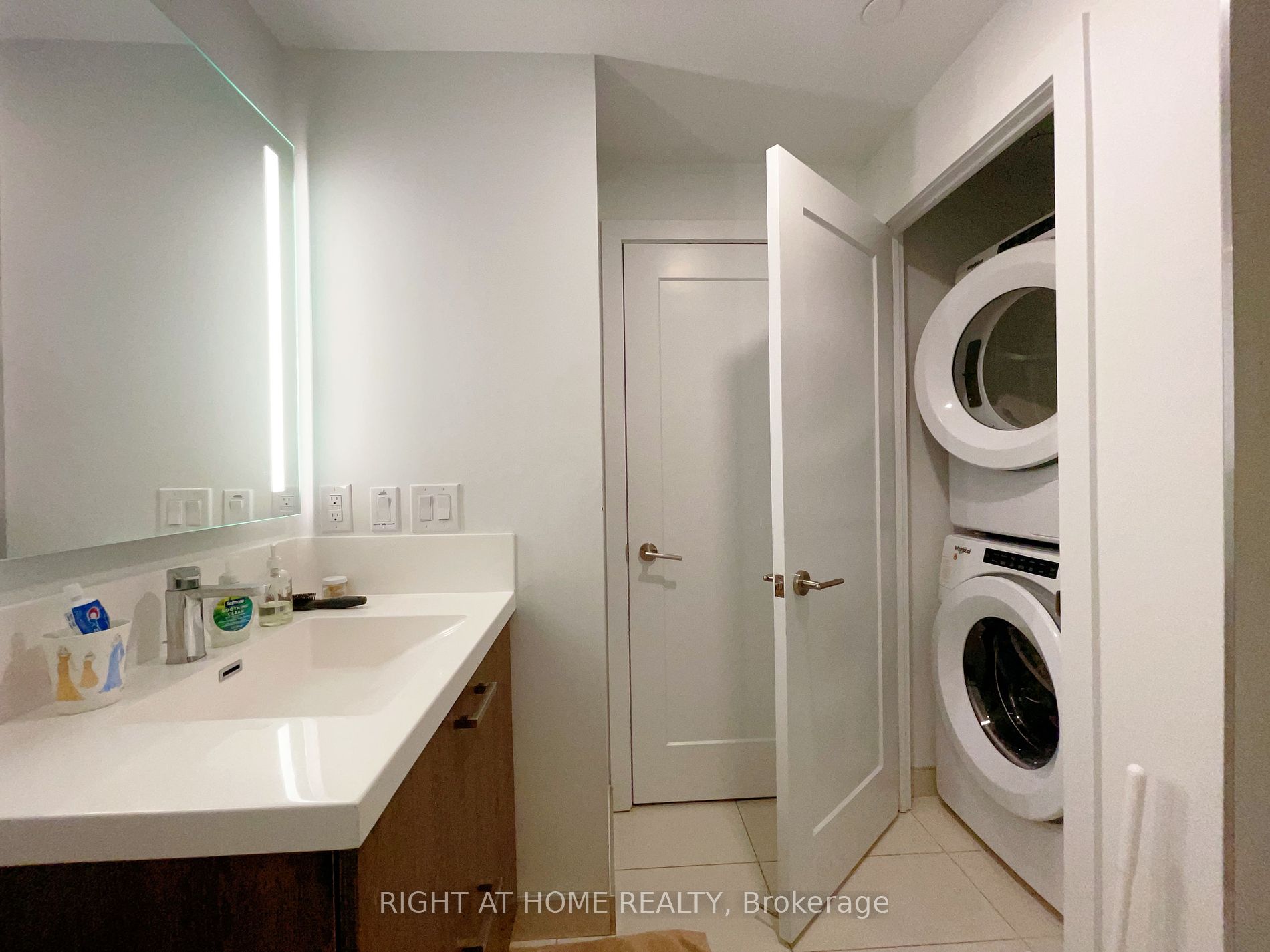 50 Mccaul St 1011