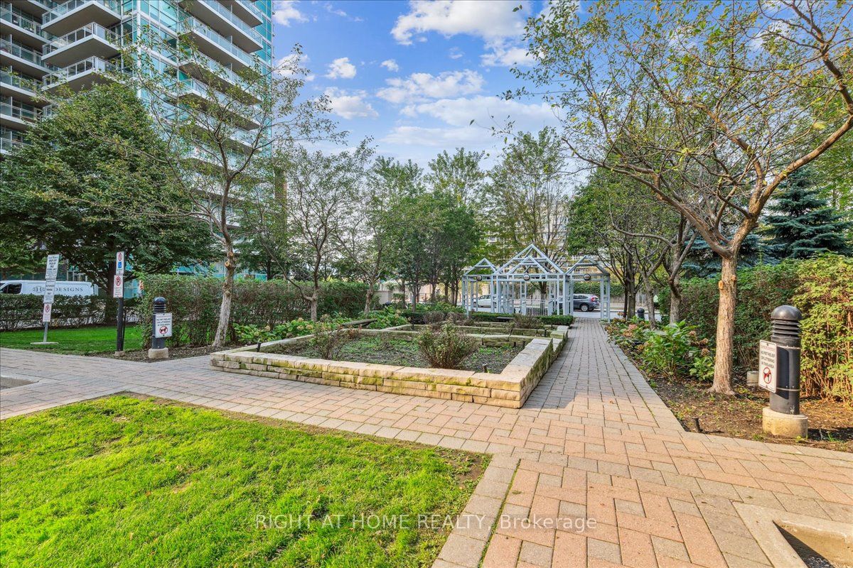50 Lynn Williams St 812