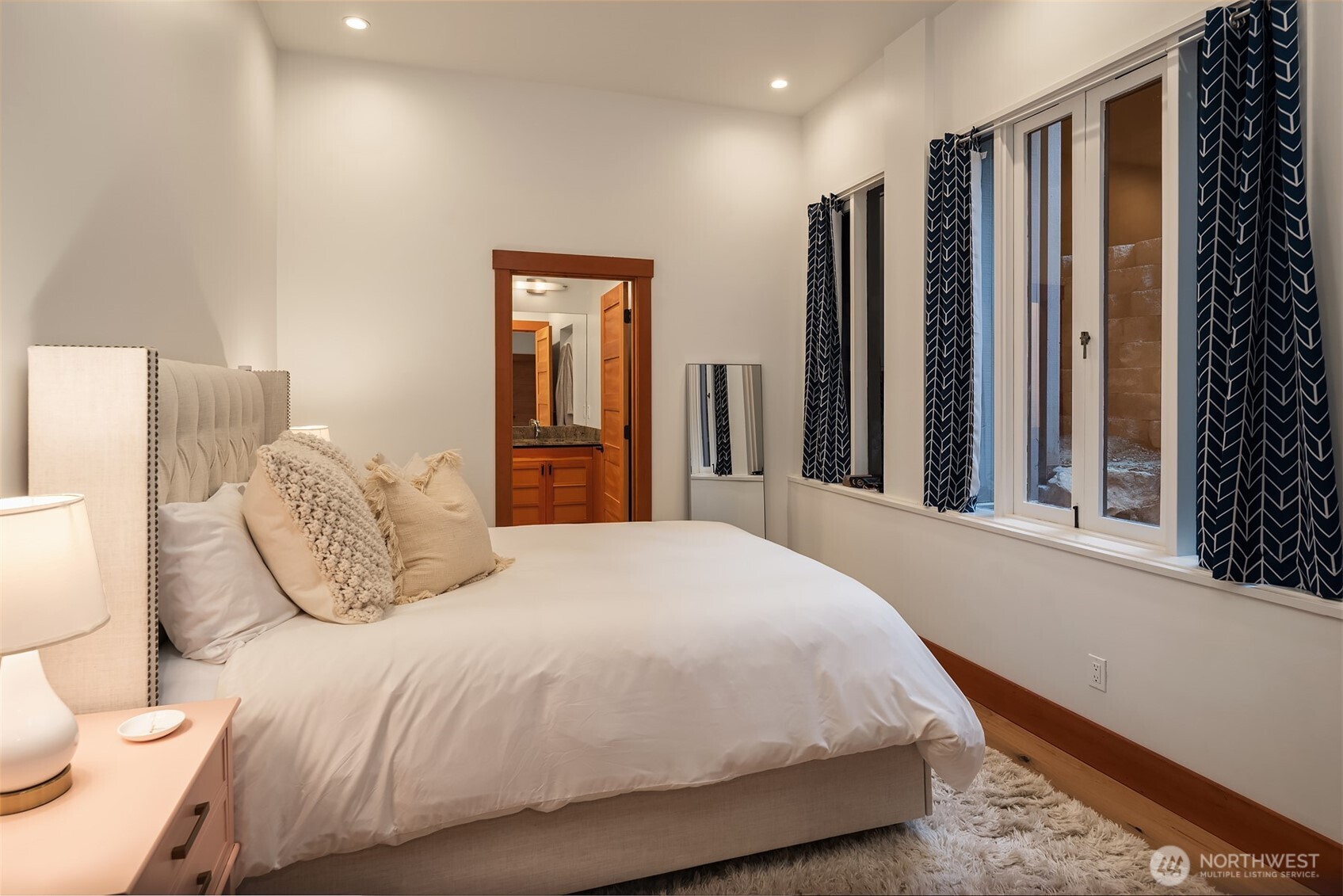 Guest bedroom with its own ensuite bathroom