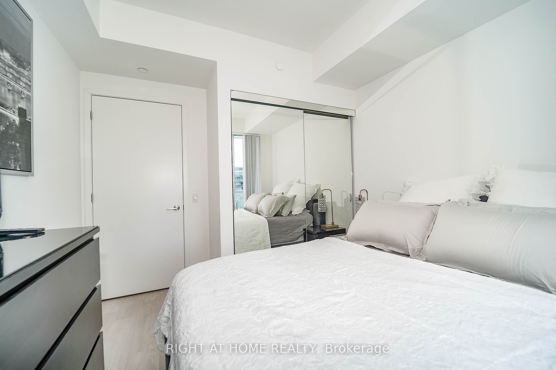 15 E Queens Quay 707
