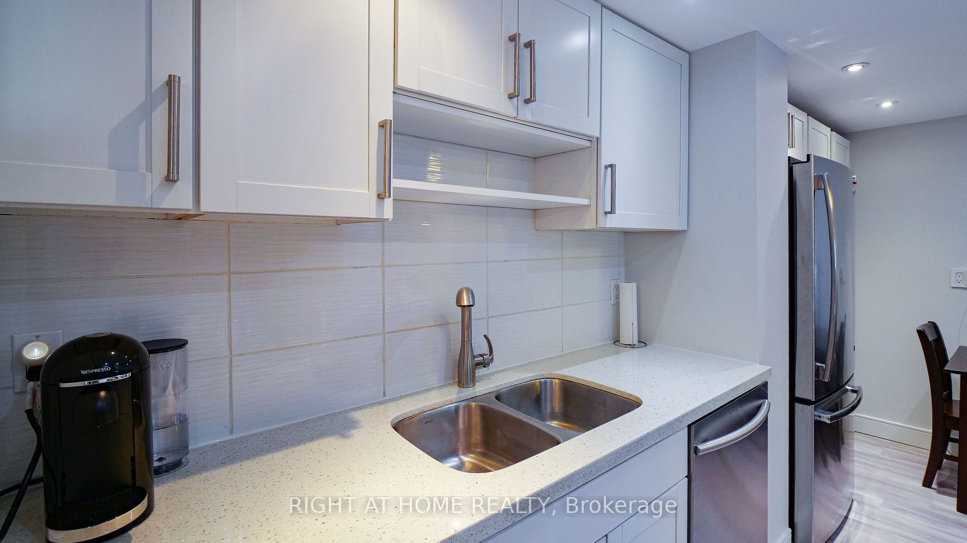 812 Burnhamthorpe Rd 705