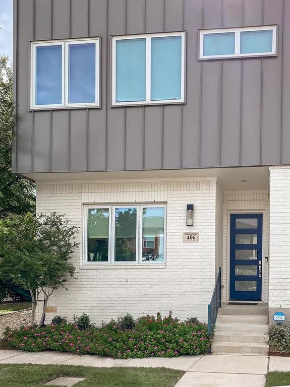 Located in the Linwood Addition of Fort Worth, 406 Wimberly St is a two-story townhouse built in 2018. The ground floor features a spacious kitchen, along with welcoming living and dining areas, and a guest powder room. Upstairs, there are three bedrooms and two full bathrooms. The primary bedroom includes an ensuite bathroom with dual sinks and a spacious walk-in closet.