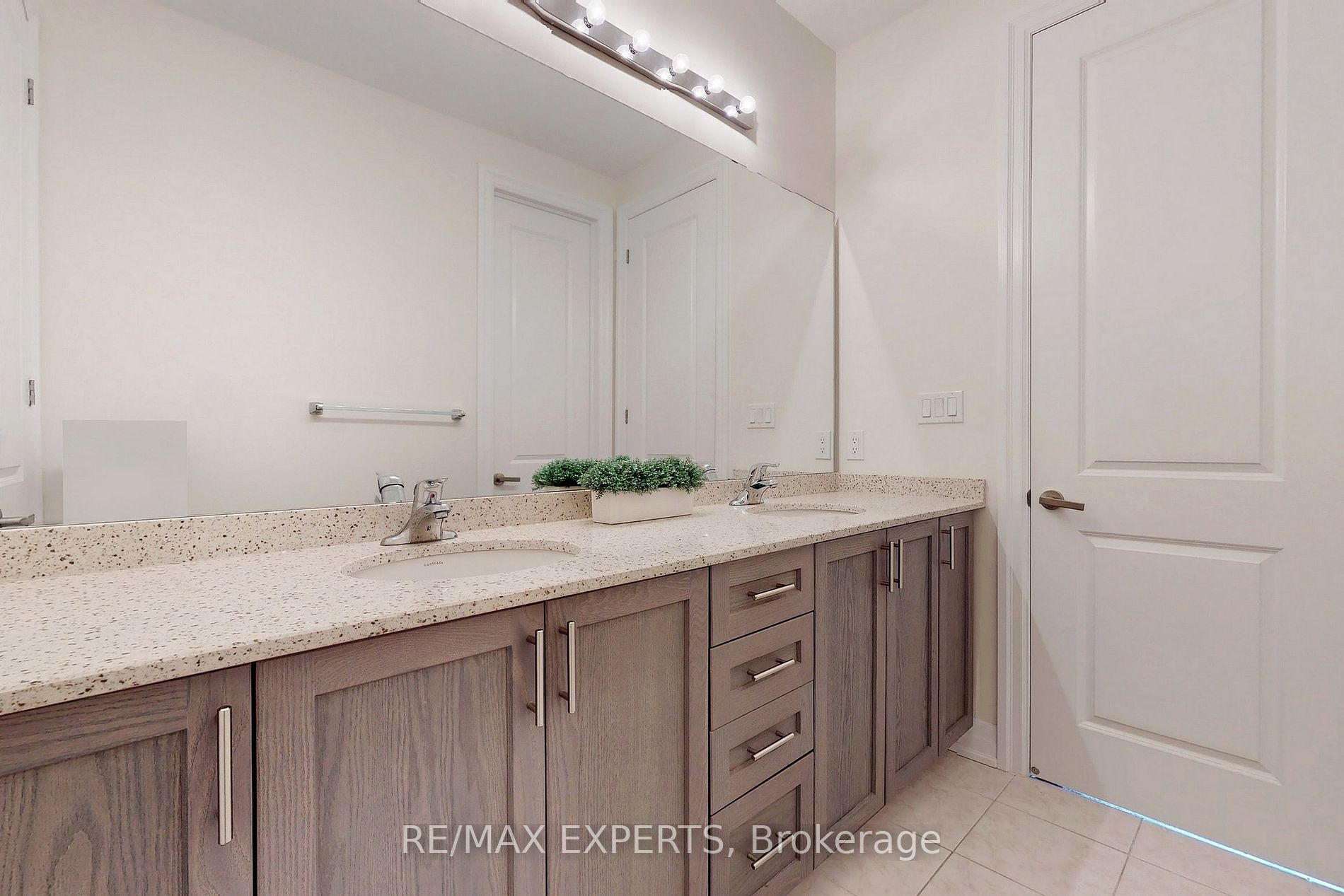 1452 Farrow Cres