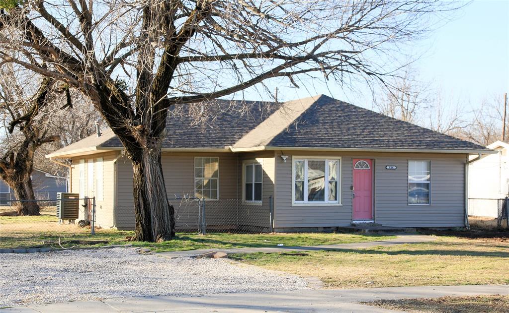 Central Norman near downtown and hospital.Recently updated home includes refrigerator, stove, and dishwasher.  HVAC, roof, and siding new in 2024.  Up to two small dogs subject to approval allowed with refundable deposit.  Available NOW.