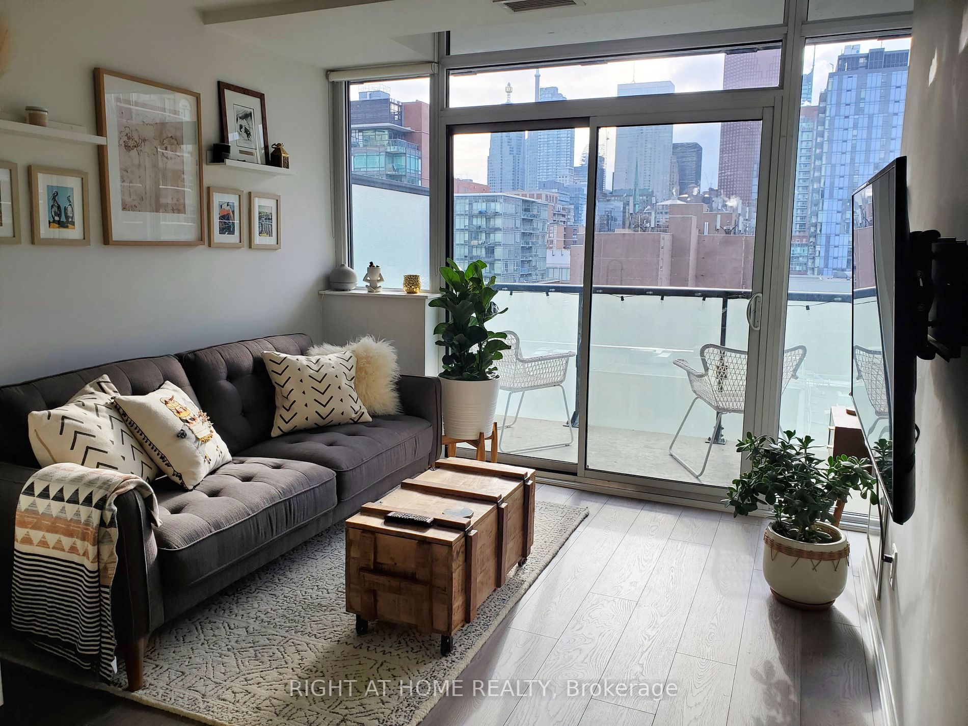 400 E Adelaide St 1210