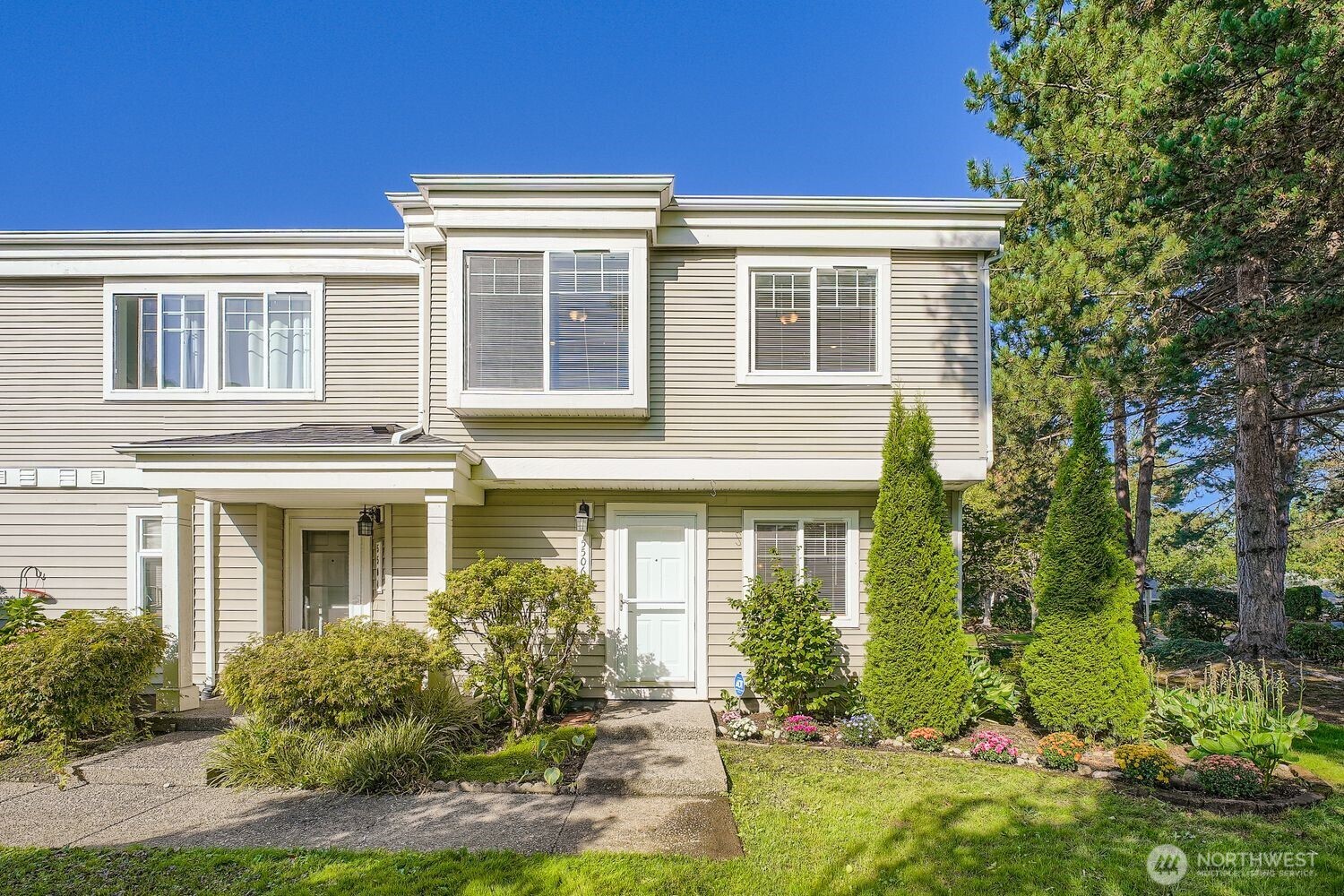 Welcome to Regatta at The Lakes! This light-filled corner-unit townhome offers 3 bedrooms and 2.5 baths with a thoughtful open-concept design perfect for everyday living and entertaining. The kitchen features granite countertops, stainless steel appliances, and plenty of space to cook and gather. Large windows throughout fill the home with natural light, creating a warm and inviting atmosphere. Upstairs, the spacious primary suite includes its own private bath for comfort and convenience. A detached 1-car garage provides additional storage and parking. Ideally located just minutes from shopping, dining, parks, and commuter routes, this home combines style, functionality, and a fantastic location.