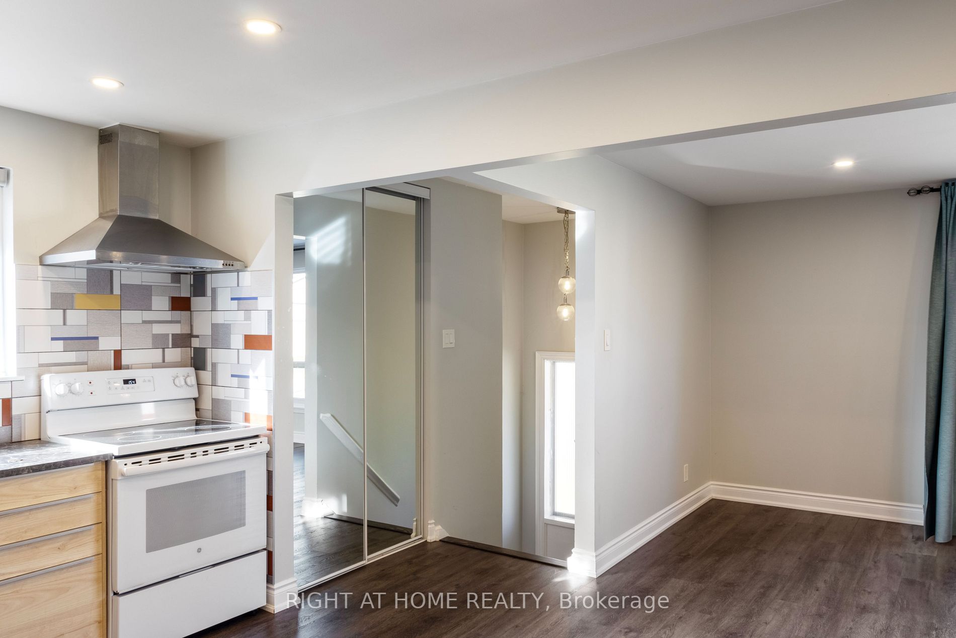 65 Regatta Cres #main