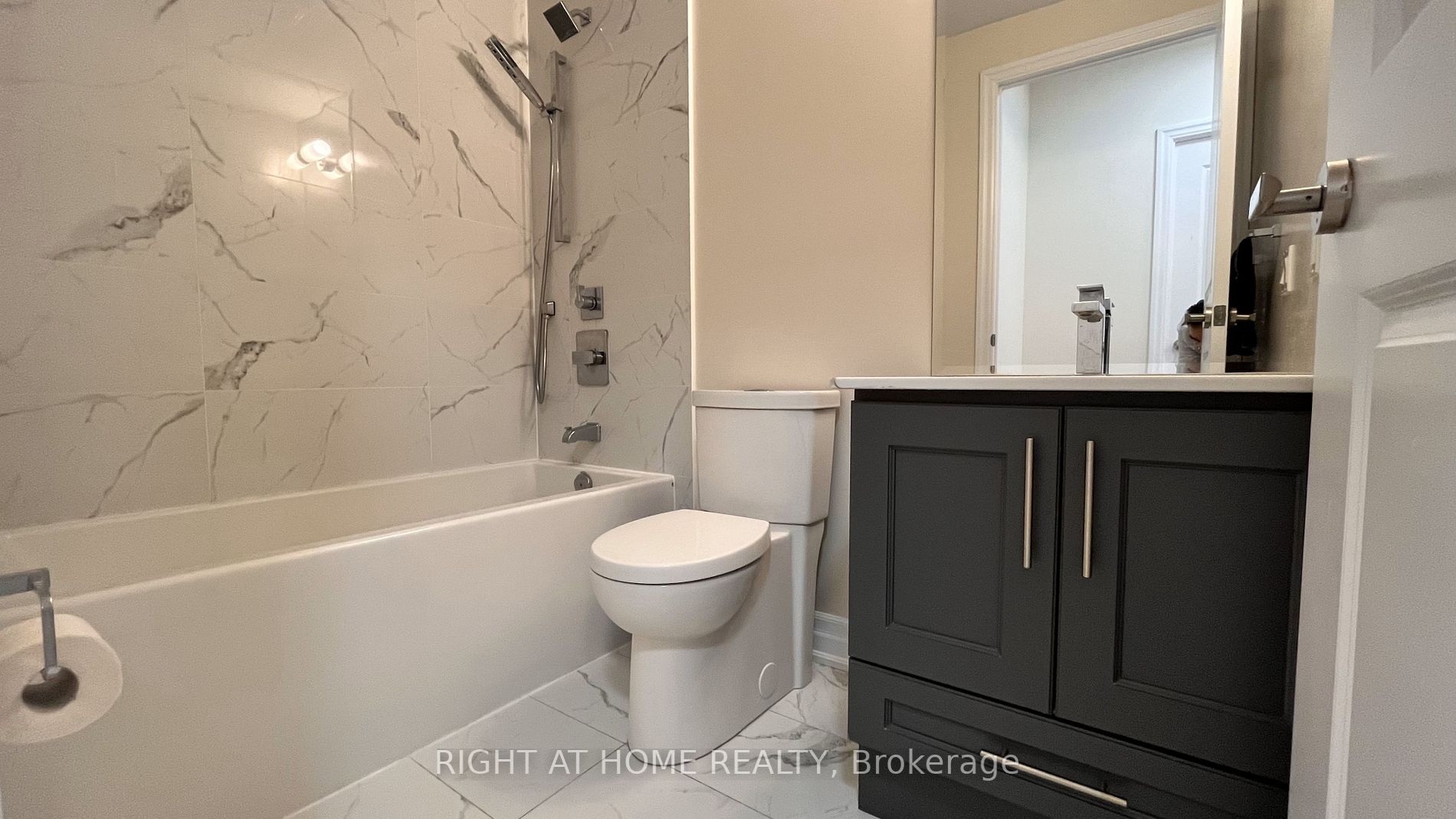 9085 Jane St 811