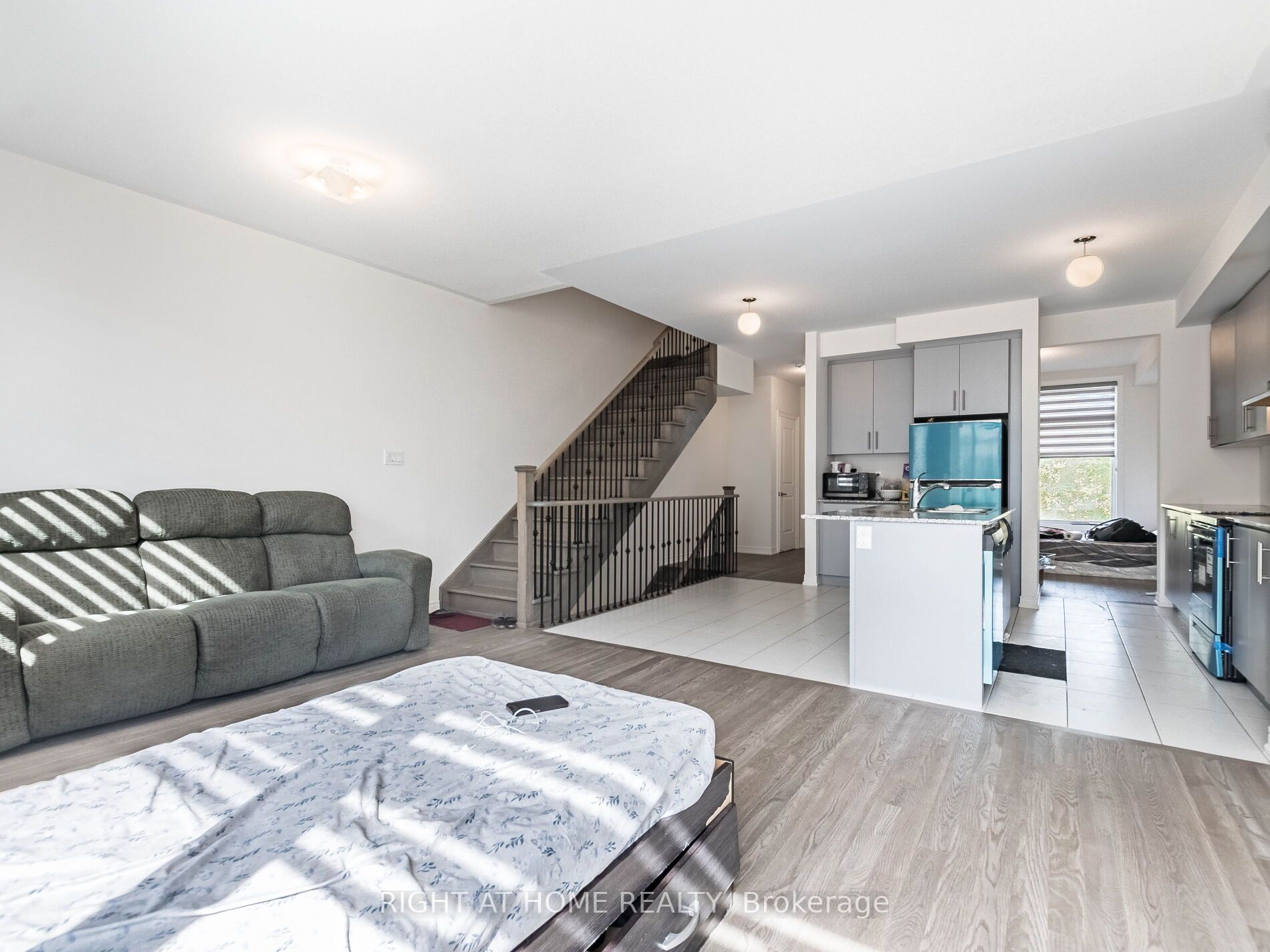 41 Queenpost Dr
