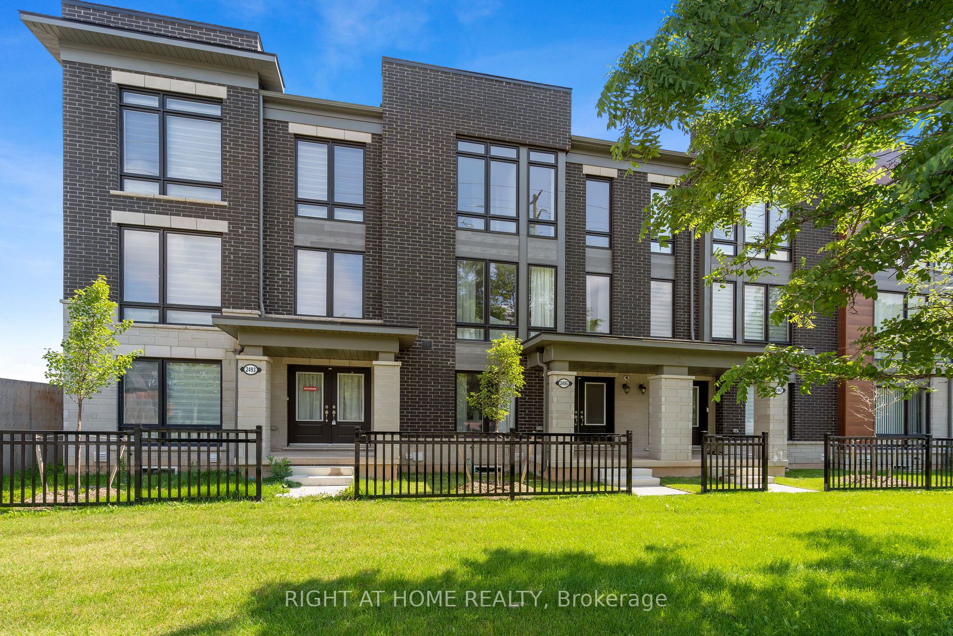 2495 Littlefield Cres
