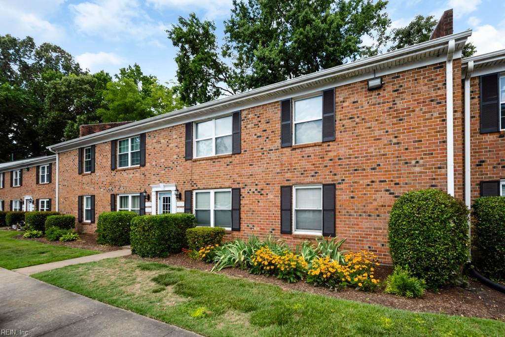 1015 Barclay Square