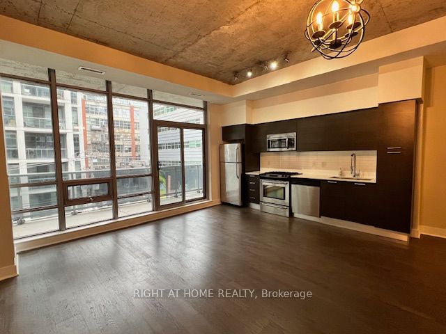 399 W Adelaide St 402