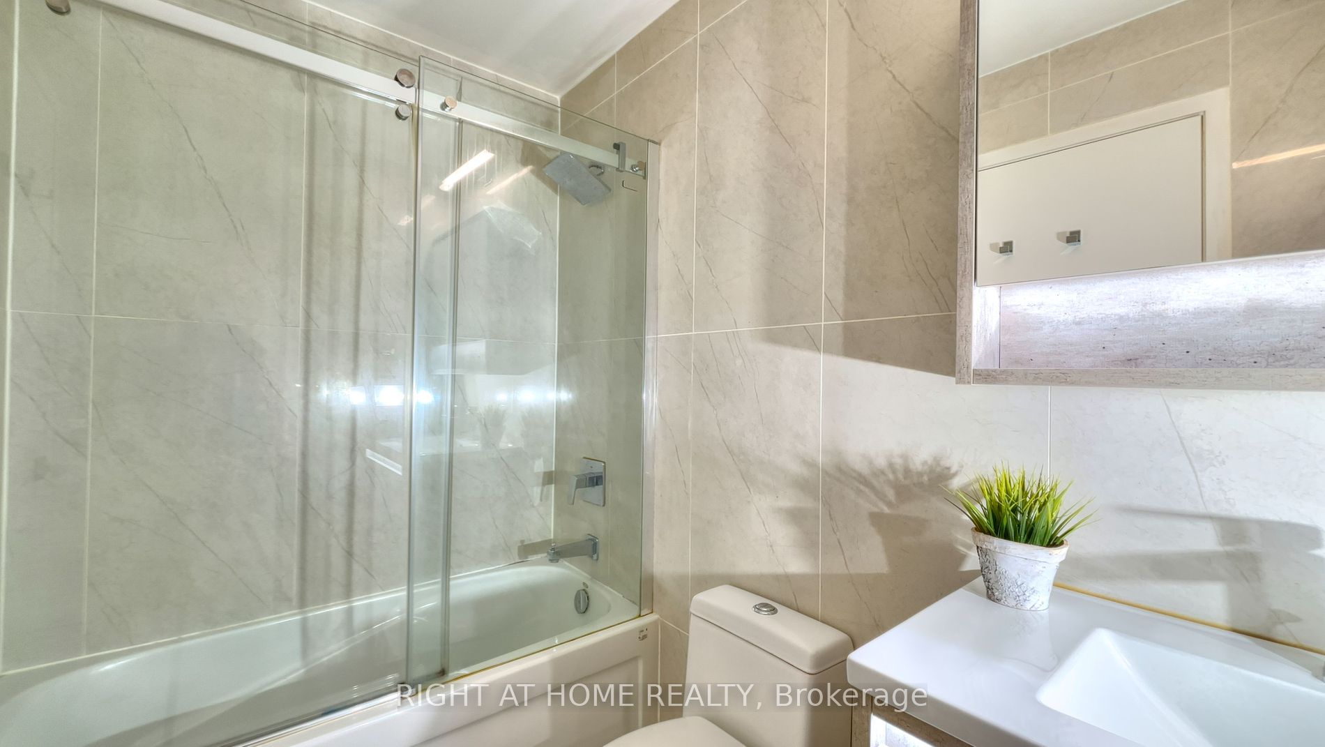 9 Spadina Ave 312
