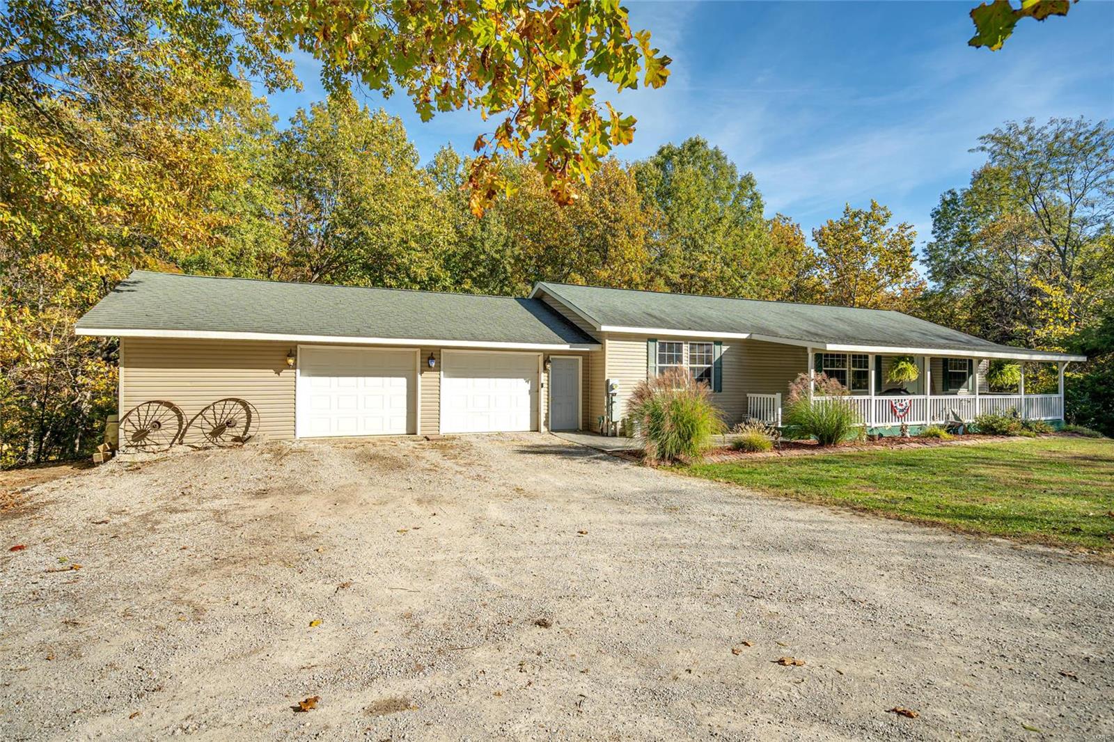 280,000 1074 Yeager Lake Trail Butler IL 62015 Montgomery County Realty