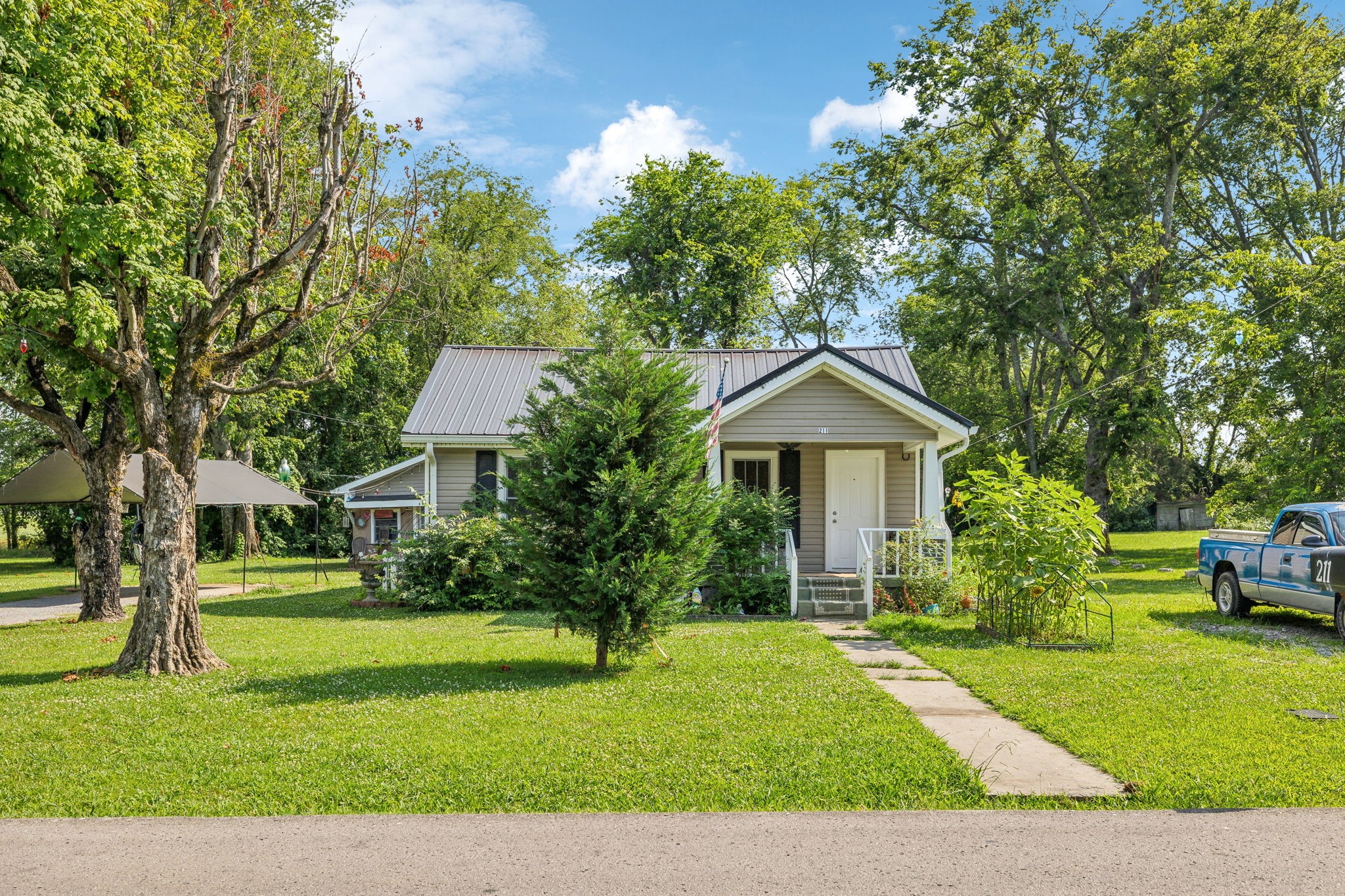 211 W Adams Ave