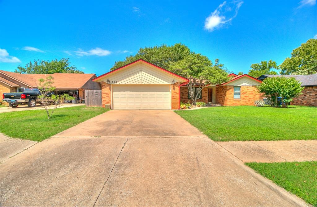 This newly remodeled 3-bedroom, 2-bath home is just 3 miles from OU campus and offers the perfect blend of comfort and convenience. Featuring a modern kitchen with stainless steel appliances, soft close cabinets, beautiful new floors, updated bathrooms, and fresh finishes throughout, this home is move-in ready.
Enjoy a spacious living area, large bedrooms with plenty of closet space, and a fenced backyard perfect for relaxing or entertaining. Pet-friendly with owners approval and a $500 non-refundable pet deposit. $1550 deposit and $1550/ month rent.